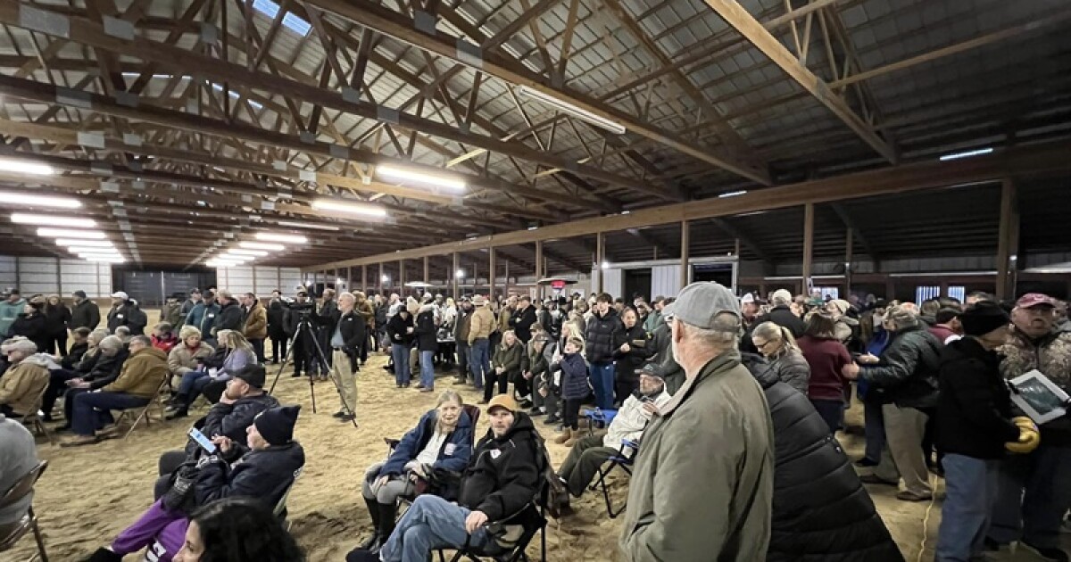 Hundreds gather at Bourbon County farm in path of proposed Bluegrass Station expansion