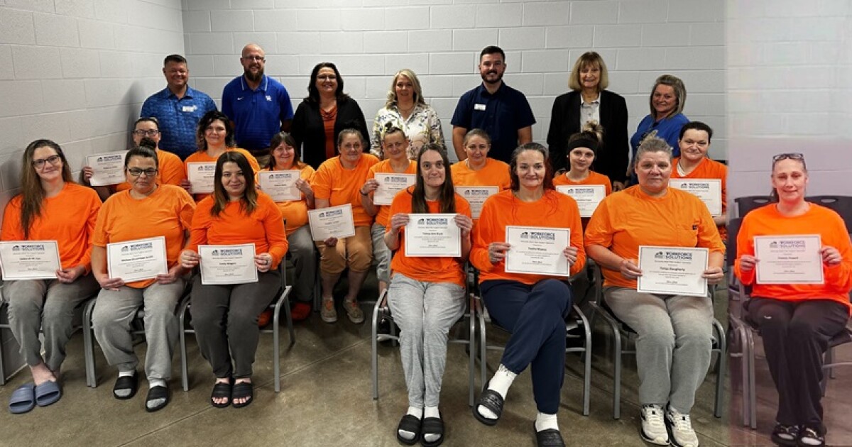 15 inmates at Knox County Detention Center are adult peer specialist program graduates