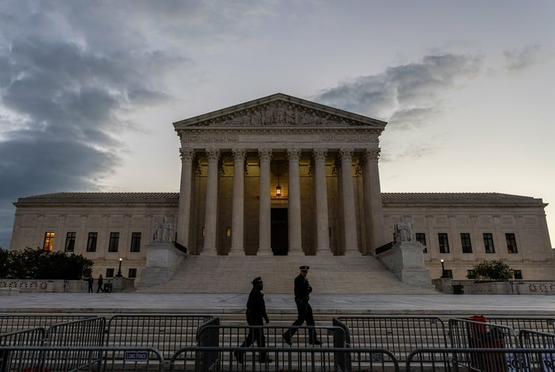 U.S. Supreme Court pauses deportations under wartime law